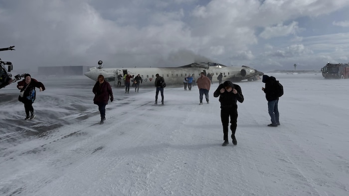 Un avion renversé sur le dos à l'aéroport Pearson de Toronto.