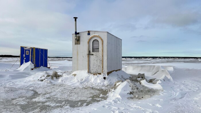Deux cabanes de pêche sur la banquise.