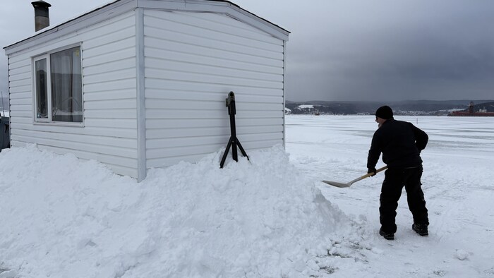 Une cabane à pêche sur glace.
