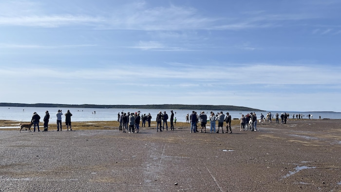Des manifestants sur le bord du fleuve à Havre-Saint-Pierre.