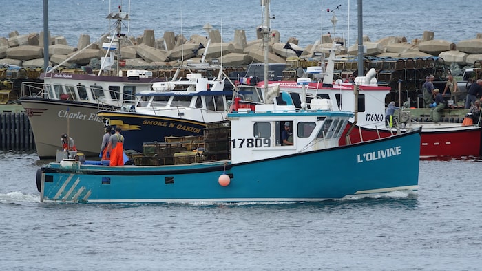 Un homardier rentre au port de pêche de l'Étang-du-Nord.