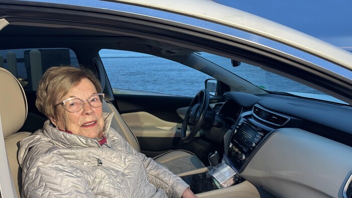 Portrait de Adeline Doiron dans une voiture garée sur un quai.