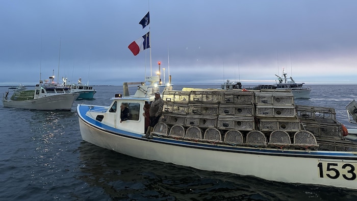 Des bateaux chargés de casiers de homard.