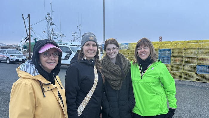 Portraits de Lise Plourde, Sonia Haché, Jenny Paulin et Caroline Henry sur un quai devant des casiers de homard.