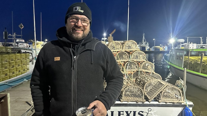 Portrait de Marc Cormier devant des casiers de homards.