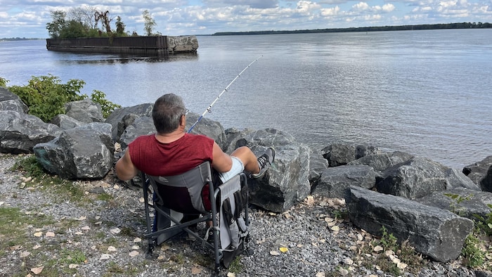 Un homme qui pêche.