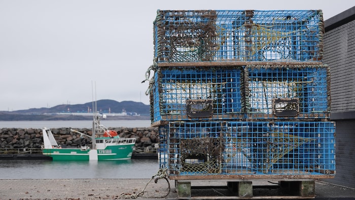 Des homardiers de la région de Sept-Îles ont préparé tout l'équipement nécessaire avant de partir en mer.