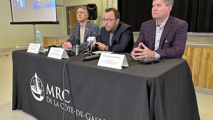 De gauche à droite, le directeur de la MRC, Bruno Bernatchez, le maire de Gaspé, Daniel Côté et le directeur général de l'APCG, Claude Bernatchez