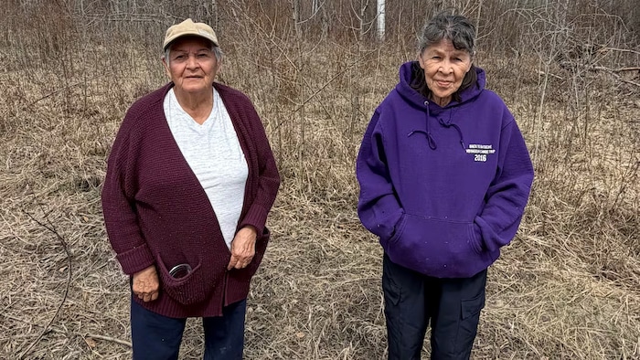 Les aînées Pauline Fontaine et Doreen Moise contribuent à la transmission des savoirs et des méthodes traditionnels. 
