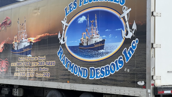 Camion des pêcheries Bertrand Desbois sur le quai de Matane