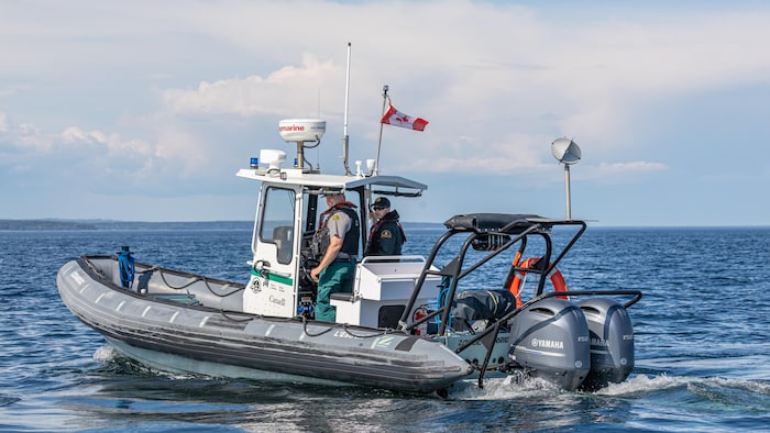 Agents du MPO et de Parcs Canada faisant rapport sur l'intervention auprès du plaisancier.