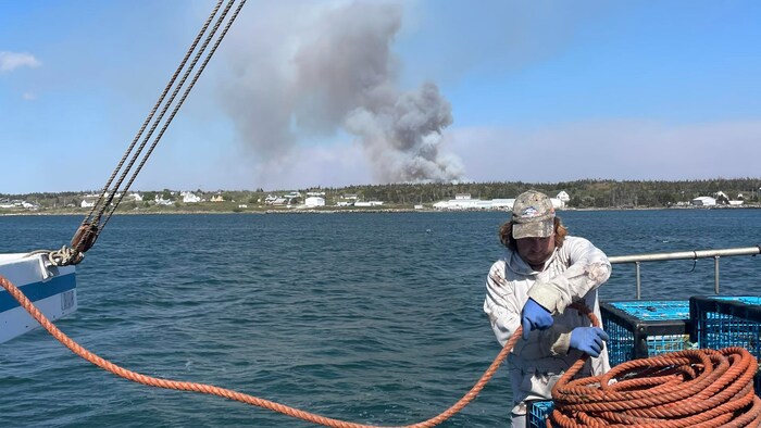 Pêcheur, feu au loin.