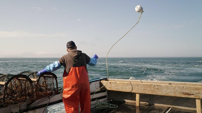 un pêcheur qui lance une bouée.