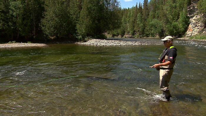 Un pêcheur de saumons dans la rivière.