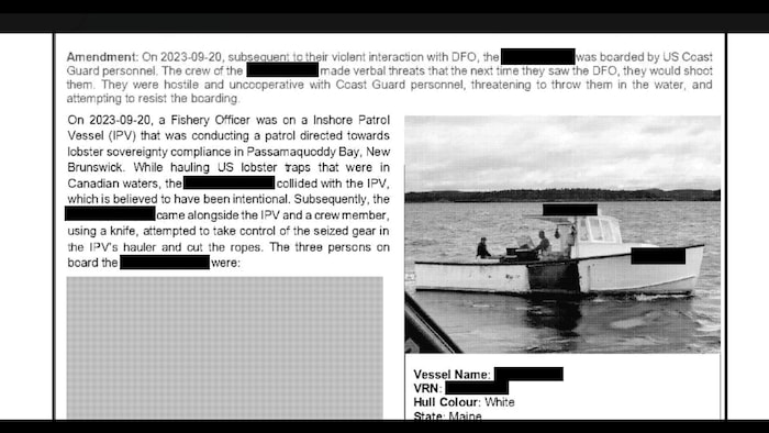 Un document caviardé avec l'image d'un bateau sur l'eau.