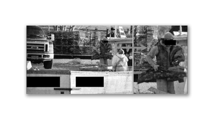 Des photos d'archives caviardées sur laquelle une personne semble transporter une arme.