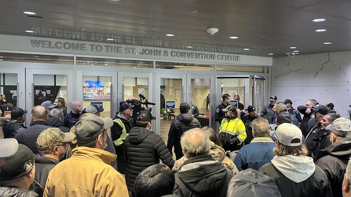Des manifestants au palais des congrès.