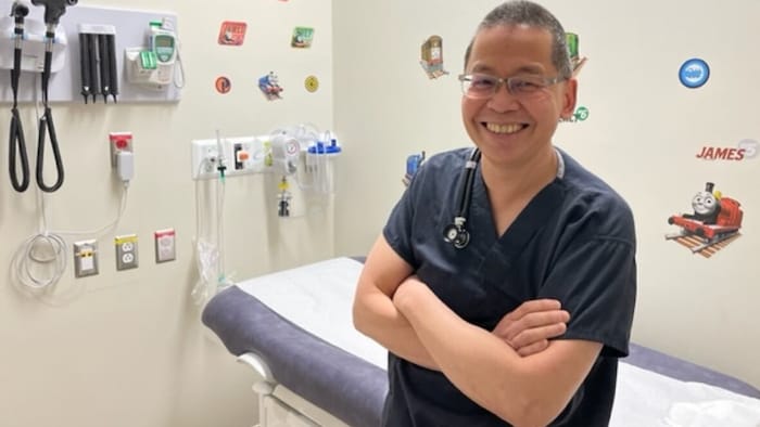 Dr Sam Wong souriant.