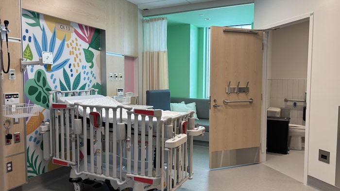 Un lit spécial est installé en plein milieu de la chambre