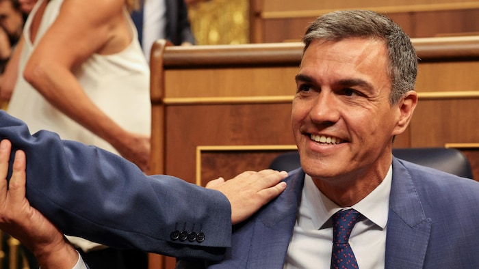 Pedro Sanchez félicité par des collègues au Parlement.