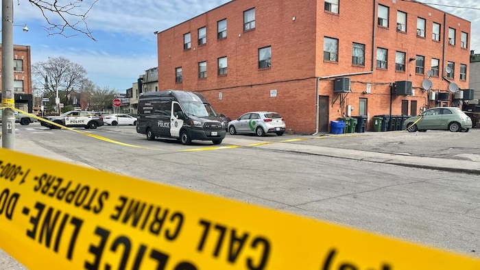 Une scène de crime avec un véhicule de police.