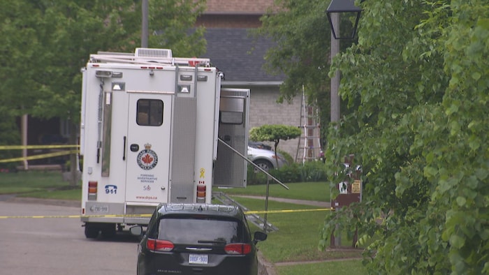 Un camion médico-légal de la police régionale de Durham devant la résidence de la victime.