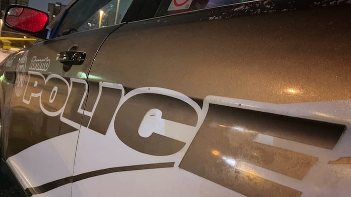 Gros plan sur une auto-patrouille de police.