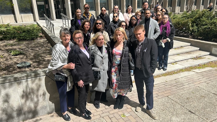 Une famille devant un tribunal.