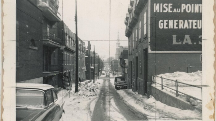 La photo montre une rue étroite typique du quartier Centre-Sud à Montréal.