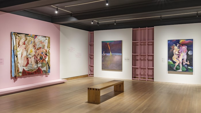 Trois peintures sont exposées dans un musée.