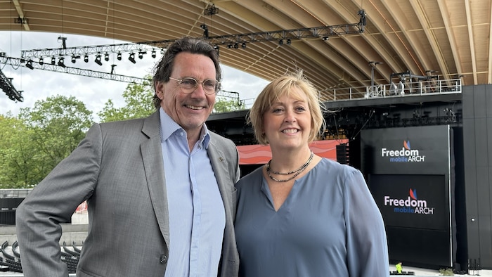 Le PDG du groupe Québecor, Pierre Karl Péladeau (à gauche) et la PDG du PNE, Shelley Frost (à droite). 