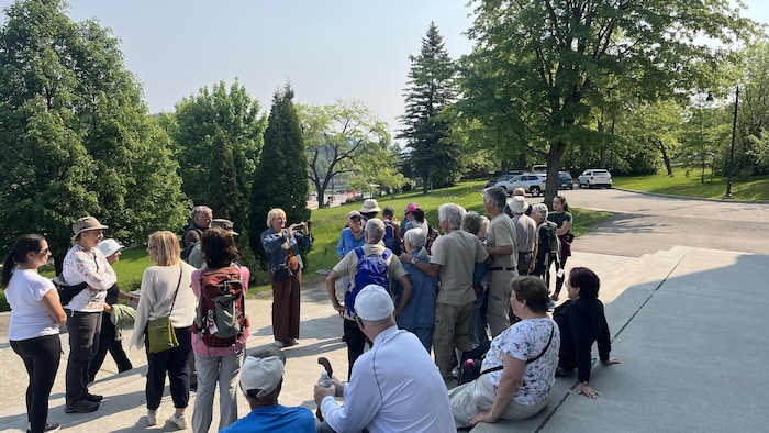 Des marcheurs devant la cathédrale de Chicoutimi.