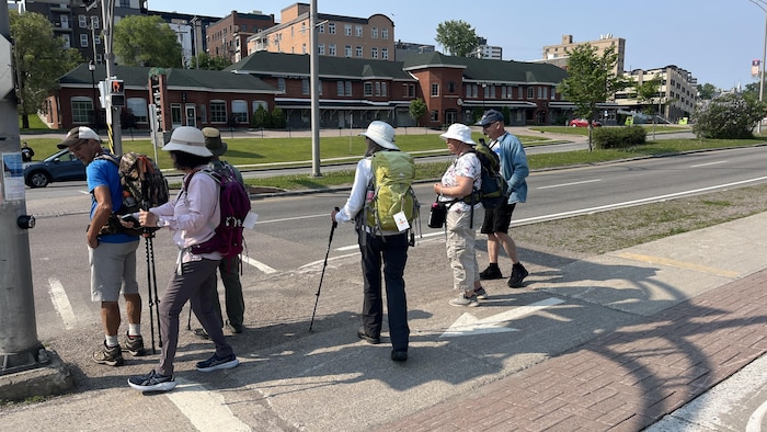 Des marcheurs en bordure de la route.