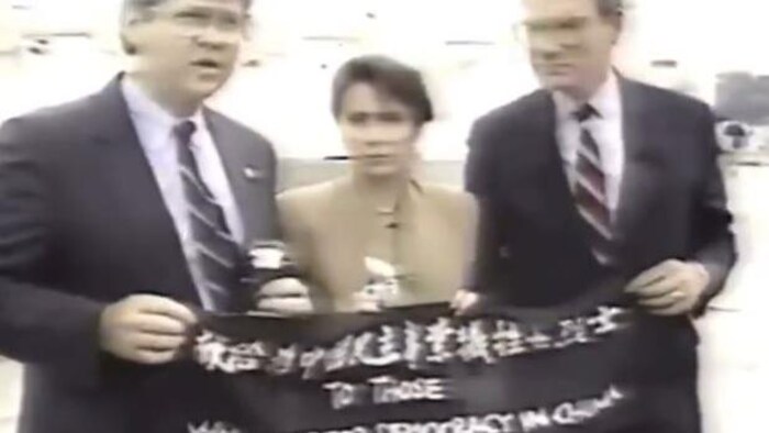 1991年，南希佩洛西与两位美国议员 Ben Jones以及John Miller在天安门广场举横幅抗议，遭中国警方扣押。