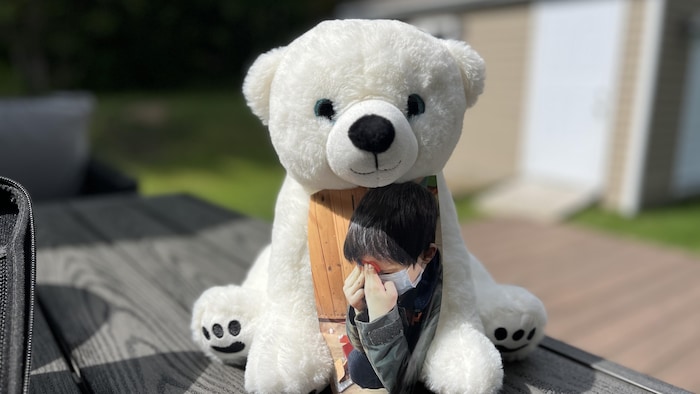 Une peluche sur laquelle une photograph  est imprimée.