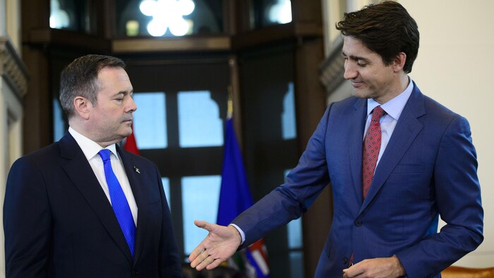 El primer ministro de Alberta, Jason Kenney, y el primer ministro canadiense, Justin Trudeau.