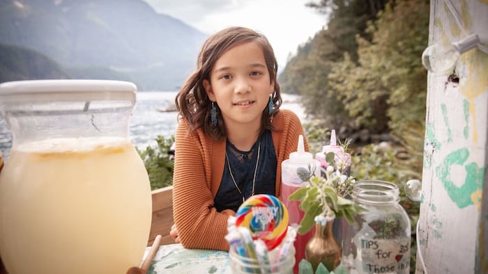 Une enfant fixe la caméra.