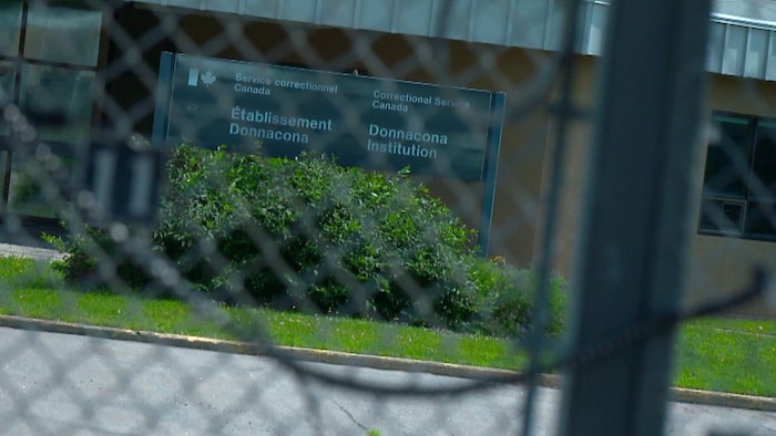 La façade d'un des bâtiments du pénitencier de Donnacona.