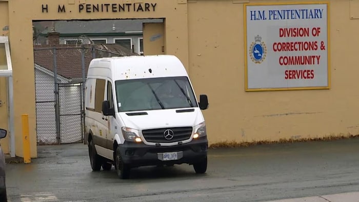 Une Caravan Mercedes sort d'un pénitencier. 