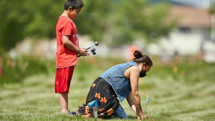 Un enfant et une femme dans un champ.