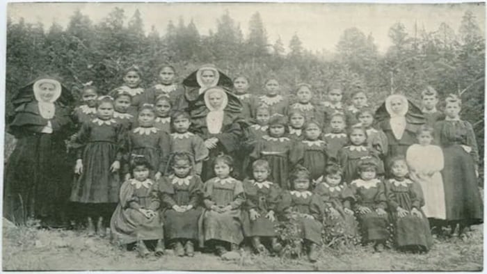 加拿大不列颠哥伦比亚省的一所原住民寄宿学校 - The Mission of Saint-Joseph School， 该寄宿学校由天主教传教士于 1886 年创立，于 1981 年关闭，在 26 年前被拆毁。