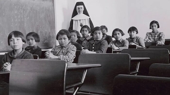 加拿大馬尼托巴省克羅斯湖 （Cross Lake）寄宿學校里的原住民學生們 ( 攝于1940 年 2 月)。

照片：BIBLIOTHÈQUE ET ARCHIVES CANADA