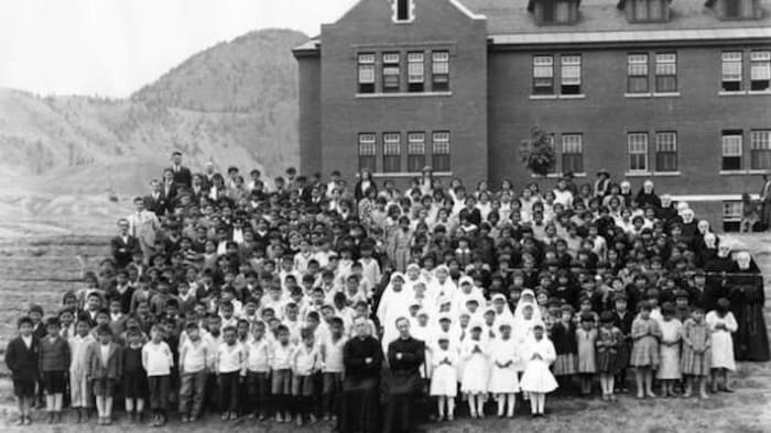 Decenas de niños indígenas frente a la escuela residencial de Kamloops.