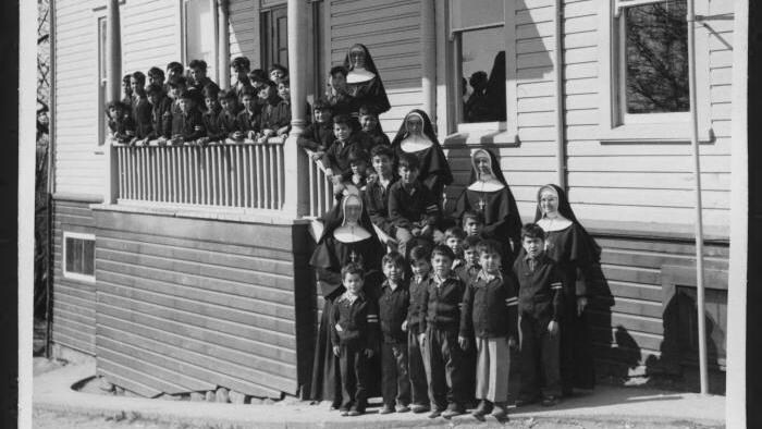 راهبات وتلاميذ أمام مدرسة سانت بول في فانكوفر.