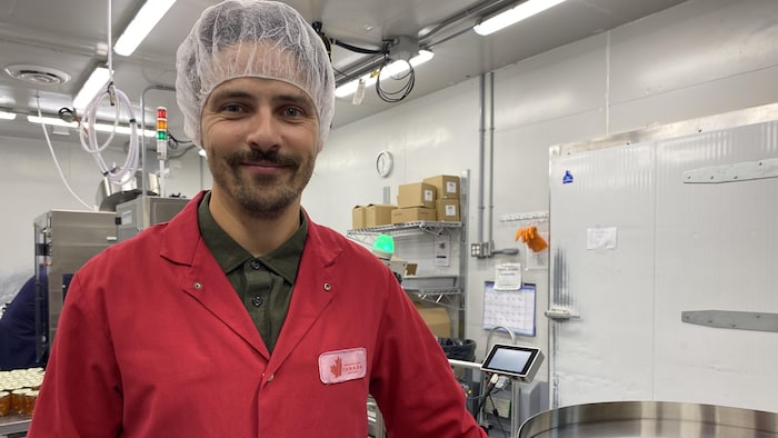 Un homme dans une usine d'embouteillage.