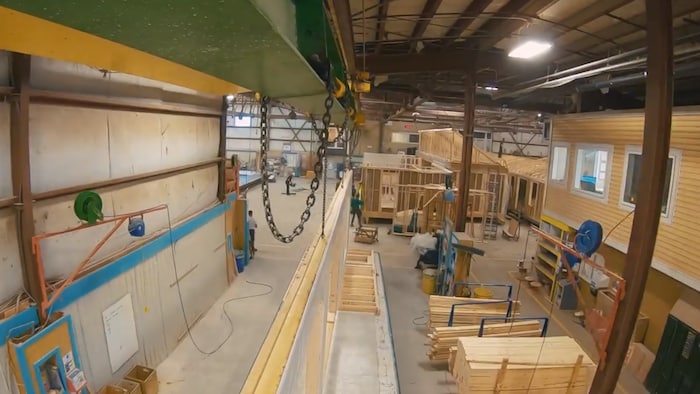 Vue intérieure de l'usine de construction modulaire Maisons suprêmes de Tracadie.