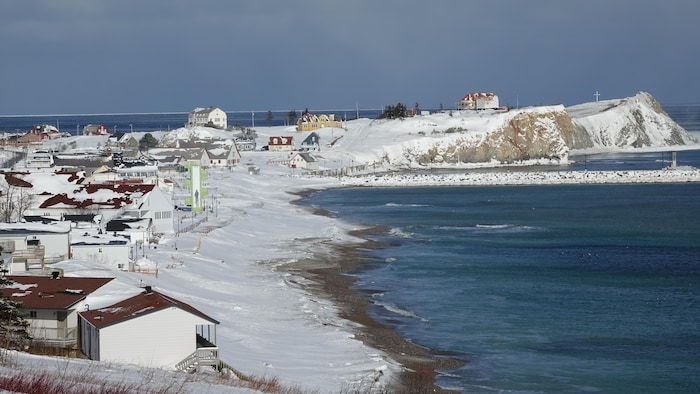 Vue sur la plage de Percé en hiver