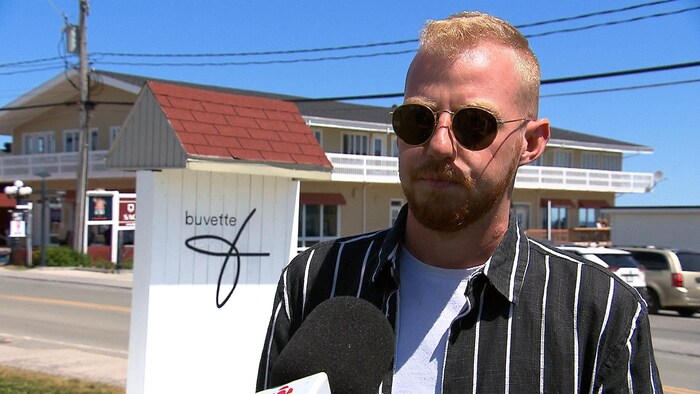 Billy Bastien répond aux questions du journaliste.
