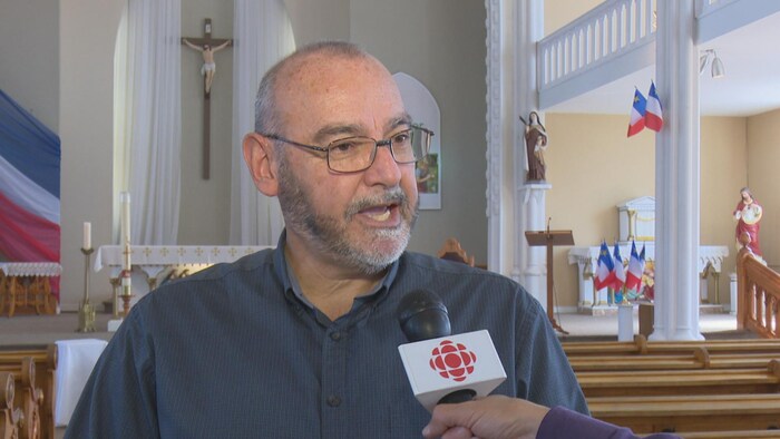 Le père Maurice Frenette en entrevue avec Radio-Canada.