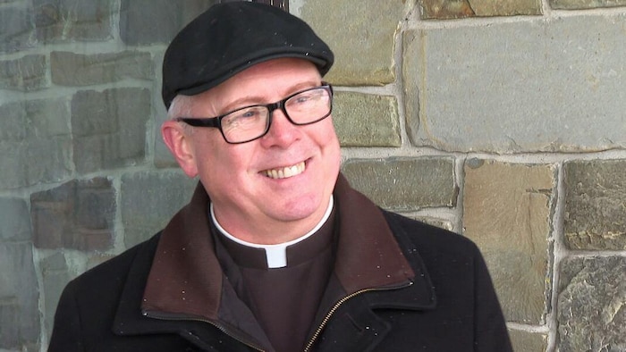 Le père Paul Lundrigan, souriant. 